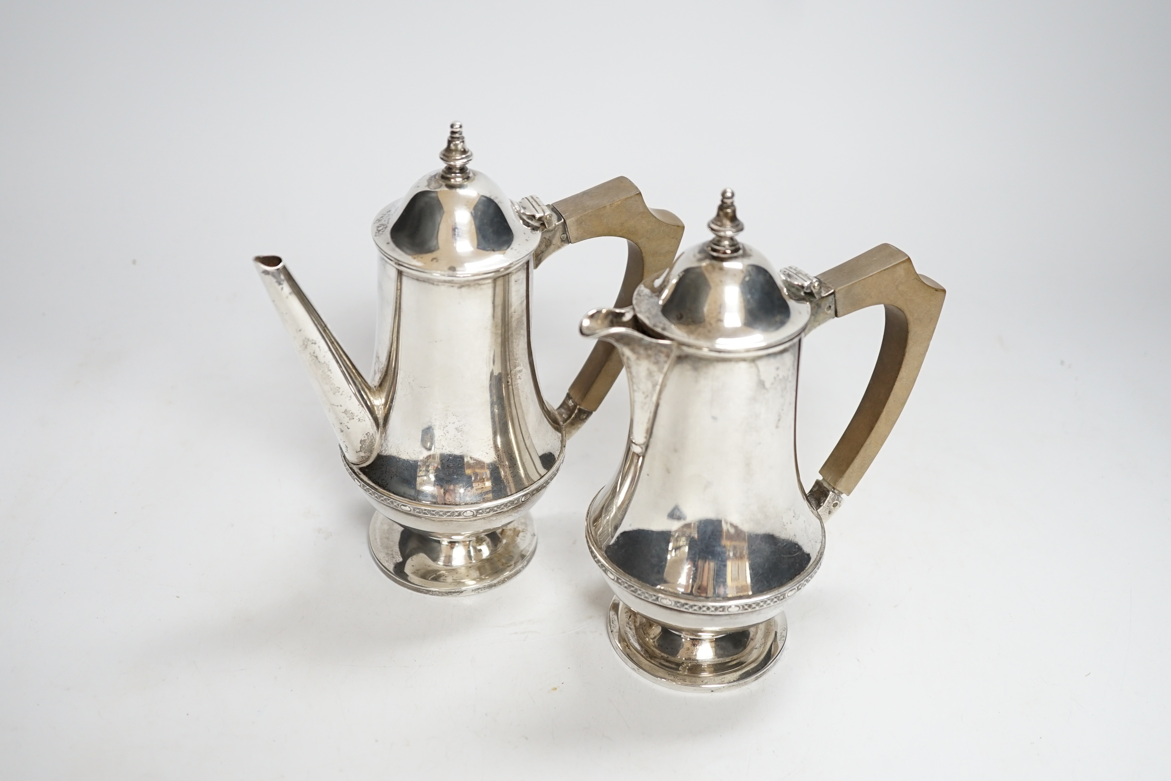 A George V silver bachelors café au lait pair, SW Smith & Co, London, 1913, 16.9cm, gross weight 15.7oz.